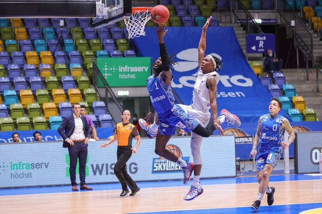 Fraport Skyliners - BG Goettingen, easyCredit BBL Matt Mobley (Fraport Skyliners, 1) steigt hoch zum Korb, Deishuan Booker (BG Goettingen, 1) kann nicht mehr eingreifen. Basketball-Spiel der easyCredit BBL zwischen den Fraport Skyliners und BG Goettingen am 10. Januar 2021 in der Fraport-Arena in Frankfurt am Main., Frankfurt am Main Hessen Deutschland Fraport-Arena