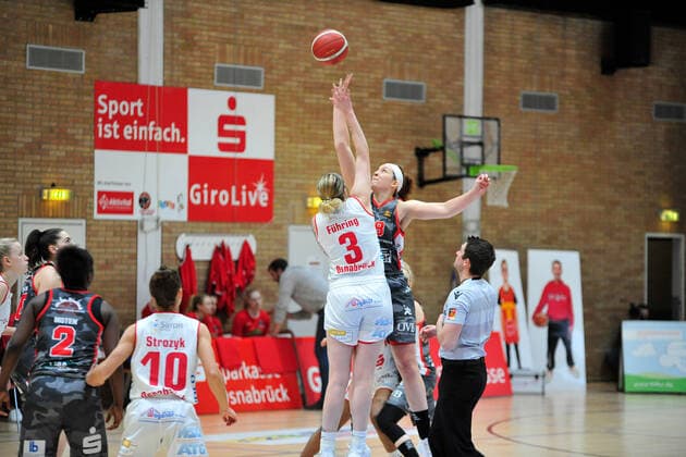 Basketball - DBBL - 12. Spieltag GiroLive Panthers Osnabrück - TSV 1880 Wasserburg am 10.01.2021 in der OSC Halle in Osnabrück Samantha Führing Fuehring (Osnabrück) und Anne Zipser (Wasserburg) beim Hochball