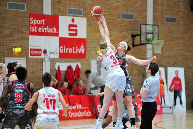 Basketball - DBBL - 12. Spieltag GiroLive Panthers Osnabrück - TSV 1880 Wasserburg am 10.01.2021 in der OSC Halle in Osnabrück Samantha Führing Fuehring (Osnabrück) und Anne Zipser (Wasserburg) beim Hochball