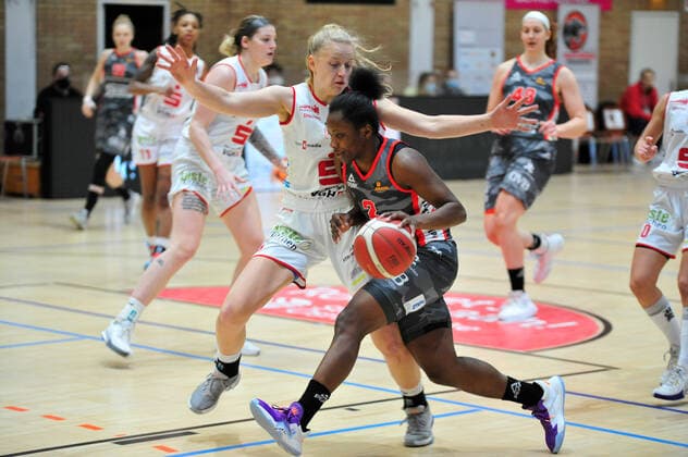 Basketball - DBBL - 12. Spieltag GiroLive Panthers Osnabrück - TSV 1880 Wasserburg am 10.01.2021 in der OSC Halle in Osnabrück Emma Eichmeyer (Osnabrück) im Zweikampf mit Kelly Moten (Wasserburg)