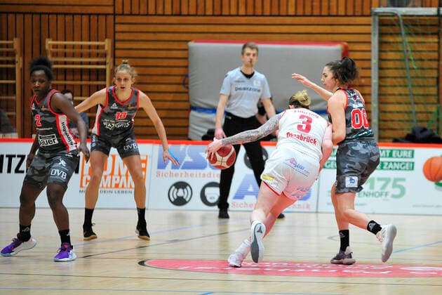 Basketball - DBBL - 12. Spieltag GiroLive Panthers Osnabrück - TSV 1880 Wasserburg am 10.01.2021 in der OSC Halle in Osnabrück Samantha Führing Fuehring (Osnabrück) im Zweikampf mit Margaret Mulligan (Wasserburg)