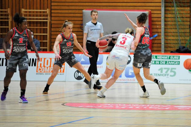 Basketball - DBBL - 12. Spieltag GiroLive Panthers Osnabrück - TSV 1880 Wasserburg am 10.01.2021 in der OSC Halle in Osnabrück Samantha Führing Fuehring (Osnabrück) im Zweikampf mit Margaret Mulligan (Wasserburg)