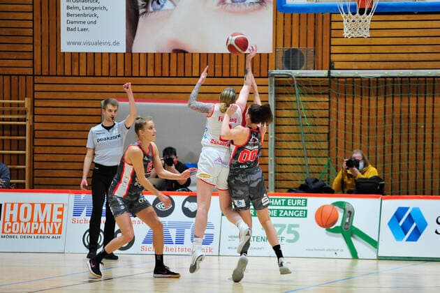 Basketball - DBBL - 12. Spieltag GiroLive Panthers Osnabrück - TSV 1880 Wasserburg am 10.01.2021 in der OSC Halle in Osnabrück Samantha Führing Fuehring (Osnabrück) im Zweikampf mit Margaret Mulligan (Wasserburg)