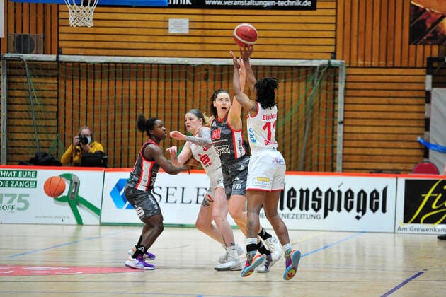 Basketball - DBBL - 12. Spieltag GiroLive Panthers Osnabrück - TSV 1880 Wasserburg am 10.01.2021 in der OSC Halle in Osnabrück Allazia Blockton (Osnabrück) beim 3 Punkte Wurf