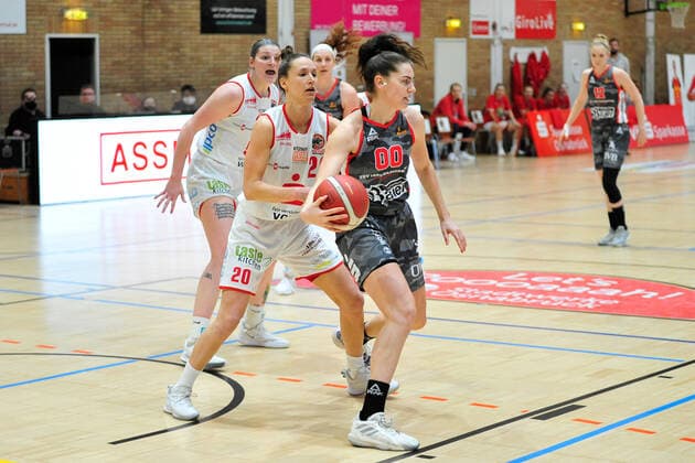 Basketball - DBBL - 12. Spieltag GiroLive Panthers Osnabrück - TSV 1880 Wasserburg am 10.01.2021 in der OSC Halle in Osnabrück Kata Takacs (Osnabrück) im Zweikampf mit Margaret Mulligan (Wasserburg)
