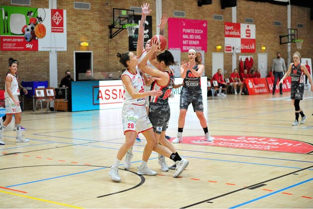 Basketball - DBBL - 12. Spieltag GiroLive Panthers Osnabrück - TSV 1880 Wasserburg am 10.01.2021 in der OSC Halle in Osnabrück Kata Takacs (Osnabrück) im Zweikampf mit Margaret Mulligan (Wasserburg)