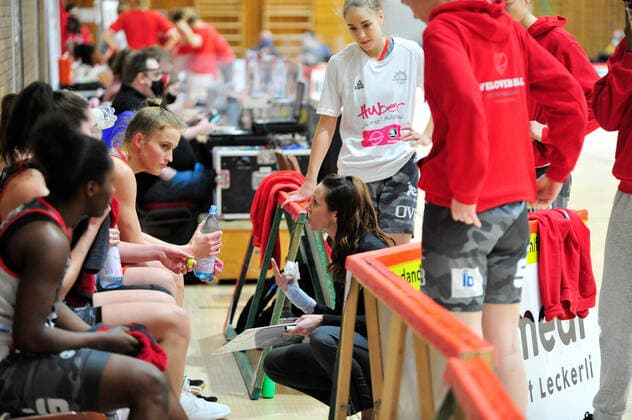 Basketball - DBBL - 12. Spieltag GiroLive Panthers Osnabrück - TSV 1880 Wasserburg am 10.01.2021 in der OSC Halle in Osnabrück Sidney Marie Parsons Trainerin (Wasserburg) im Gespräch mit ihrem Team nach hohem Rückstand