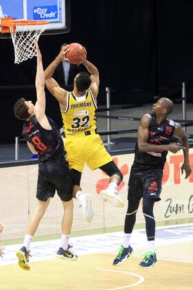 GER, BBL, ALBA Berlin vs. Jobstairs Giessen 46ers 10.01.2021, Mercedes Benz Arena, Berlin, GER, BBL, ALBA Berlin vs. Jobstairs Giessen 46ers, im Bild Johannes Thiemann (ALBA Berlin 32) Alen Pjanic (Giessen46ers 8), Brandon Bowman (Giessen46ers 15)