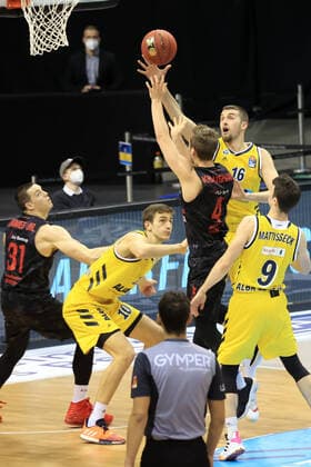 GER, BBL, ALBA Berlin vs. Jobstairs Giessen 46ers 10.01.2021, Mercedes Benz Arena, Berlin, GER, BBL, ALBA Berlin vs. Jobstairs Giessen 46ers, im Bild Kresimir Nikic (ALBA Berlin 16), Tim Schneider (ALBA Berlin 10), Jonas Mattisseck (ALBA Berlin 9), Bjarne Kraushaar (Giessen46ers 4), Scottie James jr (Giessen46ers 31)