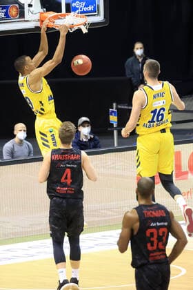 GER, BBL, ALBA Berlin vs. Jobstairs Giessen 46ers 10.01.2021, Mercedes Benz Arena, Berlin, GER, BBL, ALBA Berlin vs. Jobstairs Giessen 46ers, im Bild Louis Olinde (ALBA Berlin 19), Kresimir Nikic (ALBA Berlin 16), Bjarne Kraushaar (Giessen46ers 4)