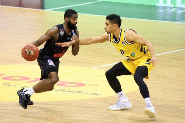 GER, BBL, ALBA Berlin vs. Jobstairs Giessen 46ers 10.01.2021, Mercedes Benz Arena, Berlin, GER, BBL, ALBA Berlin vs. Jobstairs Giessen 46ers, im Bild Maodo Lo (ALBA Berlin 0), Jonathan Stark (Giessen46ers 1)