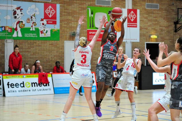Basketball - DBBL - 12. Spieltag GiroLive Panthers Osnabrück - TSV 1880 Wasserburg am 10.01.2021 in der OSC Halle in Osnabrück Kelly Moten (Wasserburg) im Zweikampf mit Samantha Führing Fuehring (Osnabrück)