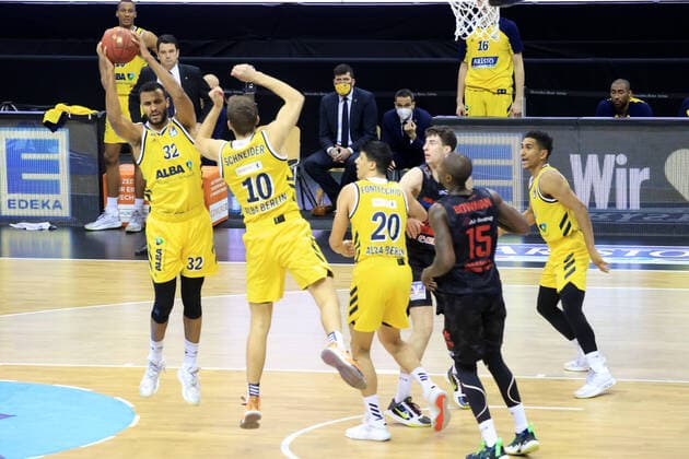 GER, BBL, ALBA Berlin vs. Jobstairs Giessen 46ers 10.01.2021, Mercedes Benz Arena, Berlin, GER, BBL, ALBA Berlin vs. Jobstairs Giessen 46ers, im Bild Johannes Thiemann (ALBA Berlin 32), Tim Schneider (ALBA Berlin 10), Simone Fontecchio (ALBA Berlin 20), Maodo Lo (ALBA Berlin 0), Brandon Bowman (Giessen46ers 15)