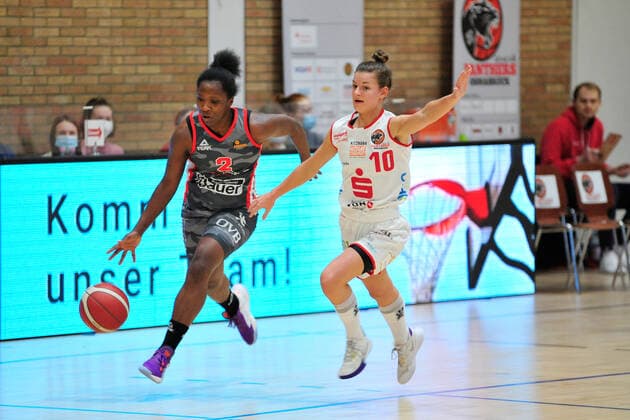Basketball - DBBL - 12. Spieltag GiroLive Panthers Osnabrück - TSV 1880 Wasserburg am 10.01.2021 in der OSC Halle in Osnabrück Kelly Moten (Wasserburg) im Zweikampf mit Jenny Strozyk (Osnabrück)