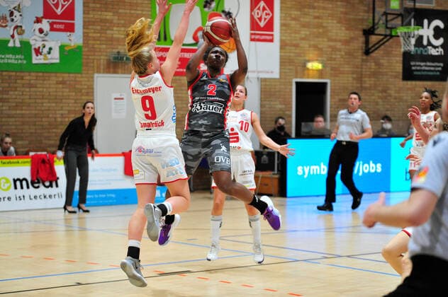 Basketball - DBBL - 12. Spieltag GiroLive Panthers Osnabrück - TSV 1880 Wasserburg am 10.01.2021 in der OSC Halle in Osnabrück Kelly Moten (Wasserburg) im Zweikampf mit Emma Eichmeyer (Osnabrück)