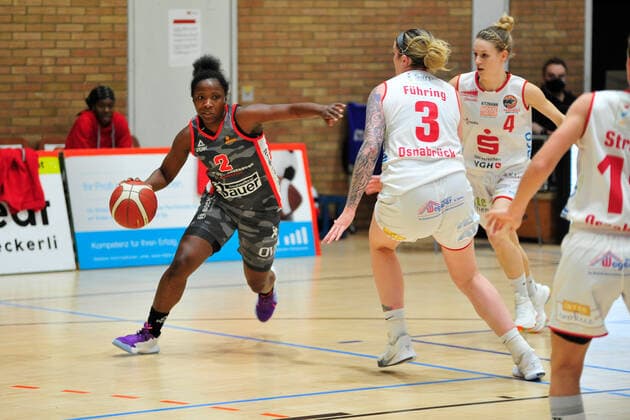 Basketball - DBBL - 12. Spieltag GiroLive Panthers Osnabrück - TSV 1880 Wasserburg am 10.01.2021 in der OSC Halle in Osnabrück Kelly Moten (Wasserburg) im Zweikampf mit Samantha Führing Fuehring (Osnabrück)