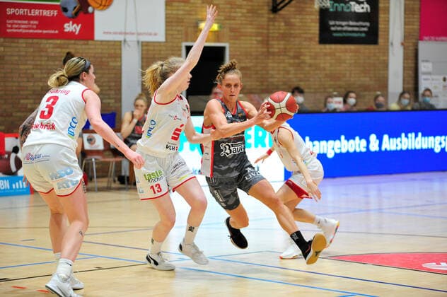 Basketball - DBBL - 12. Spieltag GiroLive Panthers Osnabrück - TSV 1880 Wasserburg am 10.01.2021 in der OSC Halle in Osnabrück Leonie Fiebich (Wasserburg) im Zweikampf mit Frieda Bühner Buehner (Osnabrück)