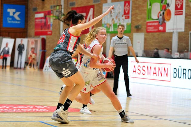Basketball - DBBL - 12. Spieltag GiroLive Panthers Osnabrück - TSV 1880 Wasserburg am 10.01.2021 in der OSC Halle in Osnabrück Emma Eichmeyer (Osnabrück) im Zweikampf mit Margaret Mulligan (Wasserburg)