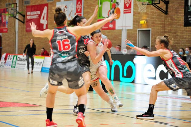 Basketball - DBBL - 12. Spieltag GiroLive Panthers Osnabrück - TSV 1880 Wasserburg am 10.01.2021 in der OSC Halle in Osnabrück Samantha Führing Fuehring (Osnabrück) versucht sich gegen Margaret Mulligan (Wasserburg) durchzusetzen