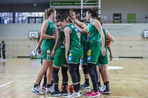 Halle, Deutschland 10. Januar 2021: 1.BBL - Damen - 2020 2021 - Gisa Lions SV Halle vs. Rutronik Stars Keltern Die Mannschaft von Keltern bildet einen Mannschaftskreis zum Schulterschluss. Erdgas Sportarena Sachsen Anhalt Copyright: xFotostandx xxBallaschx