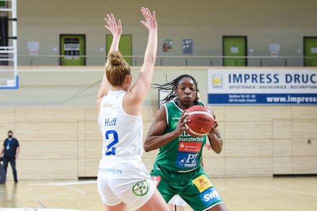 Halle, Deutschland 10. Januar 2021: 1.BBL - Damen - 2020 2021 - Gisa Lions SV Halle vs. Rutronik Stars Keltern v. li. im Zweikampf Darien Huff (Halle) und Krystal Vaughn (Keltern) Erdgas Sportarena Sachsen Anhalt Copyright: xFotostandx xxBallaschx