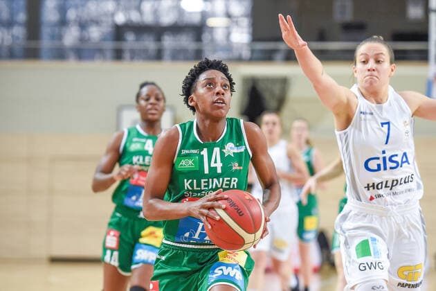 Halle, Deutschland 10. Januar 2021: 1.BBL - Damen - 2020 2021 - Gisa Lions SV Halle vs. Rutronik Stars Keltern v.li. Tayler Mingo (Keltern) und Laura Schinkel (Halle) Erdgas Sportarena Sachsen Anhalt Copyright: xFotostandx xxBallaschx