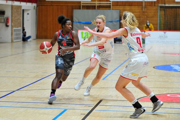Basketball - DBBL - 12. Spieltag GiroLive Panthers Osnabrück - TSV 1880 Wasserburg am 10.01.2021 in der OSC Halle in Osnabrück Kelly Moten (Wasserburg) setzt sich gegen Tonia Dölle Doelle (Osnabrück) und Emma Eichmeyer (Osnabrück) durch