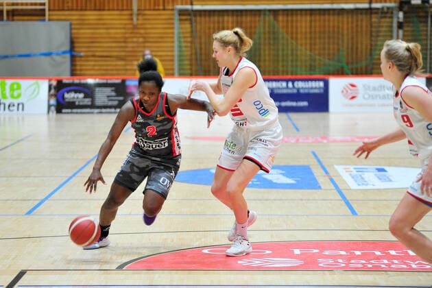 Basketball - DBBL - 12. Spieltag GiroLive Panthers Osnabrück - TSV 1880 Wasserburg am 10.01.2021 in der OSC Halle in Osnabrück Kelly Moten (Wasserburg) setzt sich gegen Tonia Dölle Doelle (Osnabrück) durch