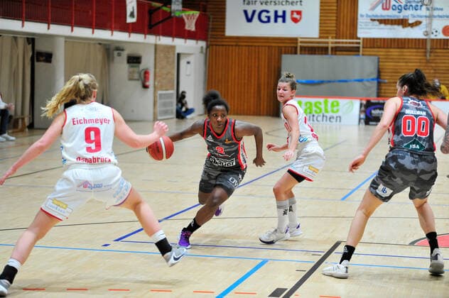 Basketball - DBBL - 12. Spieltag GiroLive Panthers Osnabrück - TSV 1880 Wasserburg am 10.01.2021 in der OSC Halle in Osnabrück Kelly Moten (Wasserburg) setzt sich gegen Jenny Strozyk (Osnabrück) durch