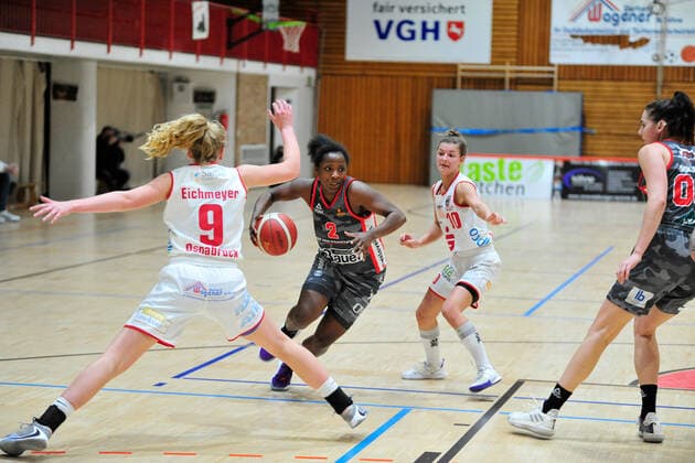 Basketball - DBBL - 12. Spieltag GiroLive Panthers Osnabrück - TSV 1880 Wasserburg am 10.01.2021 in der OSC Halle in Osnabrück Kelly Moten (Wasserburg) setzt sich gegen Jenny Strozyk (Osnabrück) durch