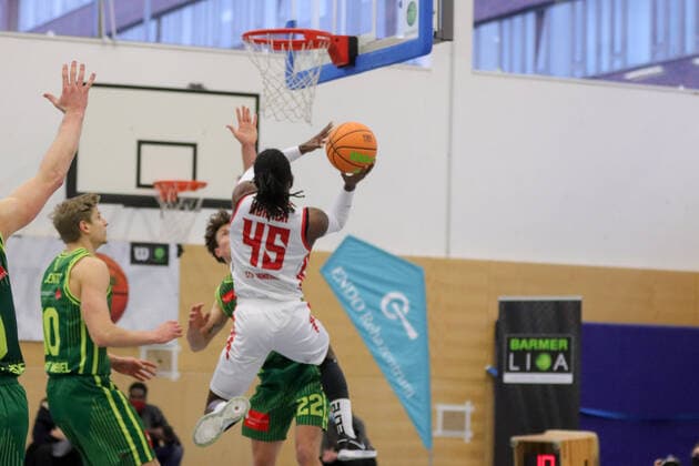Basketball I Herren I Saison 2020 2021 I Pro B I 13. Spieltag I ETV Hamburg - SC Rist Wedel I 10.01.2021 Wurf, Zweikampf, Yngve Jentz (10, SC Rist Wedel) Abdulai Abaker (45, ETV Hamburg Basketball ) Hamburg Sporthalle Hohe Weide Hamburg Deutschland Copyright: xLobeca RalfxHomburgx