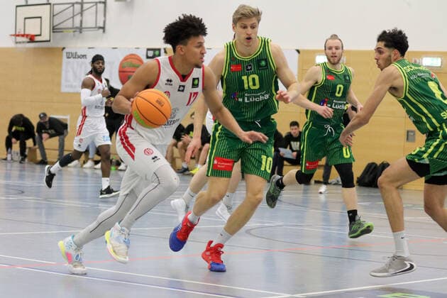 Basketball I Herren I Saison 2020 2021 I Pro B I 13. Spieltag I ETV Hamburg - SC Rist Wedel I 10.01.2021 Wurf, Zweikampf, Mubarak Salami (17, ETV Hamburg Basketball ) Yngve Jentz (10, SC Rist Wedel) Hamburg Sporthalle Hohe Weide Hamburg Deutschland Copyright: xLobeca RalfxHomburgx