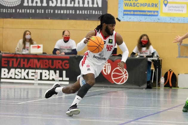 Basketball I Herren I Saison 2020 2021 I Pro B I 13. Spieltag I ETV Hamburg - SC Rist Wedel I 10.01.2021 Wurf, Zweikampf, Abdulai Abaker (45, ETV Hamburg Basketball ) Hamburg Sporthalle Hohe Weide Hamburg Deutschland Copyright: xLobeca RalfxHomburgx