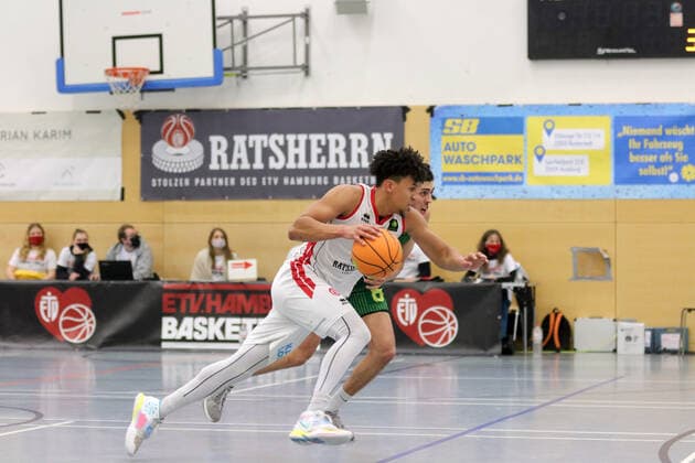 Basketball I Herren I Saison 2020 2021 I Pro B I 13. Spieltag I ETV Hamburg - SC Rist Wedel I 10.01.2021 Wurf, Zweikampf, Mubarak Salami (17, ETV Hamburg Basketball ) Hamburg Sporthalle Hohe Weide Hamburg Deutschland Copyright: xLobeca RalfxHomburgx