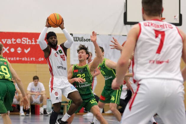 Basketball I Herren I Saison 2020 2021 I Pro B I 13. Spieltag I ETV Hamburg - SC Rist Wedel I 10.01.2021 Wurf, Zweikampf, Abdulai Abaker (45, ETV Hamburg Basketball ) Mario Blessing (22, SC Rist Wedel) Hamburg Sporthalle Hohe Weide Hamburg Deutschland Copyright: xLobeca RalfxHomburgx