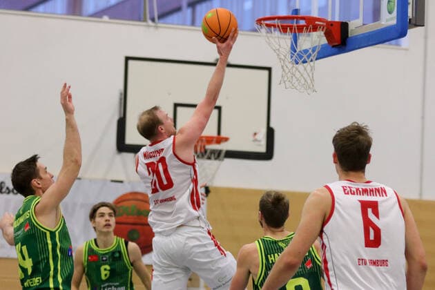 Basketball I Herren I Saison 2020 2021 I Pro B I 13. Spieltag I ETV Hamburg - SC Rist Wedel I 10.01.2021 Wurf, Zweikampf, Aurimas Adomaitis (14, SC Rist Wedel) Vladimir Migunov (20, ETV Hamburg Basketball ) Leonard Eckmann (6, ETV Hamburg Basketball ) Hamburg Sporthalle Hohe Weide Hamburg Deutschland Copyright: xLobeca RalfxHomburgx