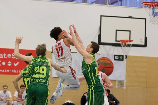 Basketball I Herren I Saison 2020 2021 I Pro B I 13. Spieltag I ETV Hamburg - SC Rist Wedel I 10.01.2021 Wurf, Zweikampf, Linus Hoffmann (29, SC Rist Wedel) Mubarak Salami (17, ETV Hamburg Basketball ) Hamburg Sporthalle Hohe Weide Hamburg Deutschland Copyright: xLobeca RalfxHomburgx