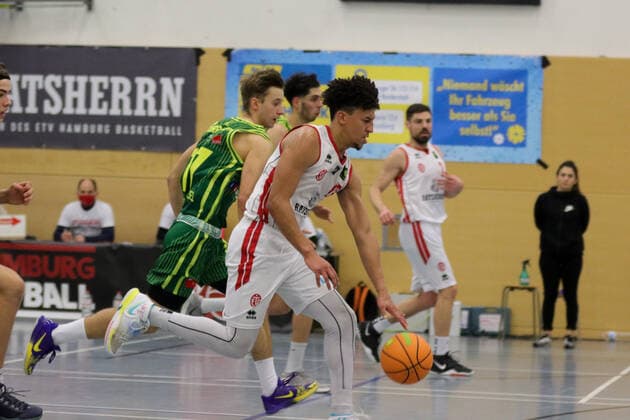 Basketball I Herren I Saison 2020 2021 I Pro B I 13. Spieltag I ETV Hamburg - SC Rist Wedel I 10.01.2021 Aurimas Adomaitis (14, SC Rist Wedel) Mubarak Salami (17, ETV Hamburg Basketball )Wurf, Zweikampf, Hamburg Sporthalle Hohe Weide Hamburg Deutschland Copyright: xLobeca RalfxHomburgx