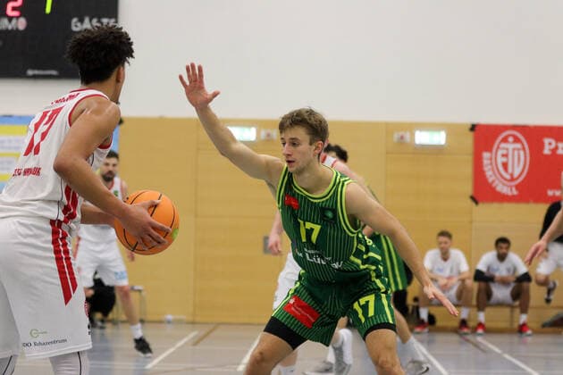 Basketball I Herren I Saison 2020 2021 I Pro B I 13. Spieltag I ETV Hamburg - SC Rist Wedel I 10.01.2021 Wurf, Zweikampf, Mubarak Salami (17, ETV Hamburg Basketball ) Maksim Gorbachov (17, SC Rist Wedel) Hamburg Sporthalle Hohe Weide Hamburg Deutschland Copyright: xLobeca RalfxHomburgx