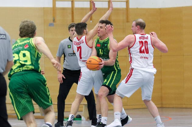 Basketball I Herren I Saison 2020 2021 I Pro B I 13. Spieltag I ETV Hamburg - SC Rist Wedel I 10.01.2021 Wurf, Zweikampf, Vidmantas Uzkuraitis (7, ETV Hamburg Basketball ) Aurimas Adomaitis (14, SC Rist Wedel) Hamburg Sporthalle Hohe Weide Hamburg Deutschland Copyright: xLobeca RalfxHomburgx