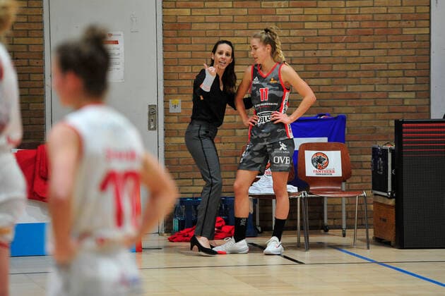 Basketball - DBBL - 12. Spieltag GiroLive Panthers Osnabrück - TSV 1880 Wasserburg am 10.01.2021 in der OSC Halle in Osnabrück Sidney Marie Parsons Trainerin (Wasserburg) macht klare Ansagen an Sophie Marie Perner (Wasserburg)
