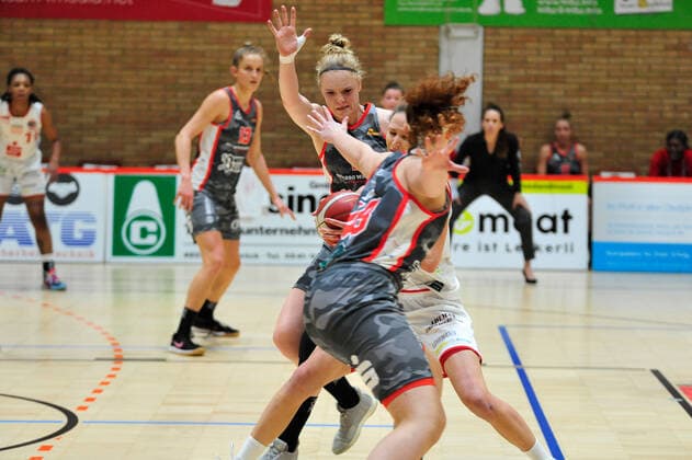 Basketball - DBBL - 12. Spieltag GiroLive Panthers Osnabrück - TSV 1880 Wasserburg am 10.01.2021 in der OSC Halle in Osnabrück Kata Takacs (Osnabrück) versucht sich gegen Laura Hebecker (Wasserburg) durchzusetzen