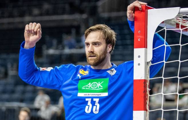 Koeln, 10.01.21, Handball: Europameisterschaft, 4. Spieltag, Qualifikation, Lanxess-Arena. Deutschlands Torhueter Andreas Wolff lehnt am Tor. Aufgrund der Massnahmen zur Eindaemmung des Corona-Virus findet das Spiel ohne Zuschauer statt. Deutschland - Oesterreich