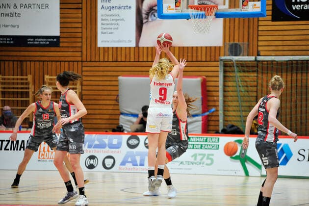 Basketball - DBBL - 12. Spieltag GiroLive Panthers Osnabrück - TSV 1880 Wasserburg am 10.01.2021 in der OSC Halle in Osnabrück Emma Eichmeyer (Osnabrück) setzt sich erfolgreich durch
