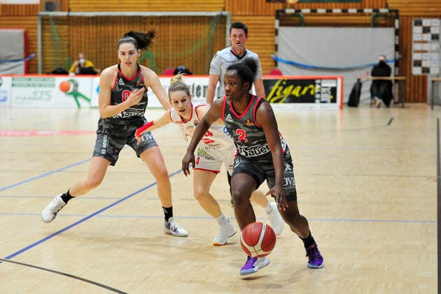 Basketball - DBBL - 12. Spieltag GiroLive Panthers Osnabrück - TSV 1880 Wasserburg am 10.01.2021 in der OSC Halle in Osnabrück Kelly Moten (Wasserburg) setzt sich erfolgreich gegen Melli Knopp (C)(Osnabrück) durch