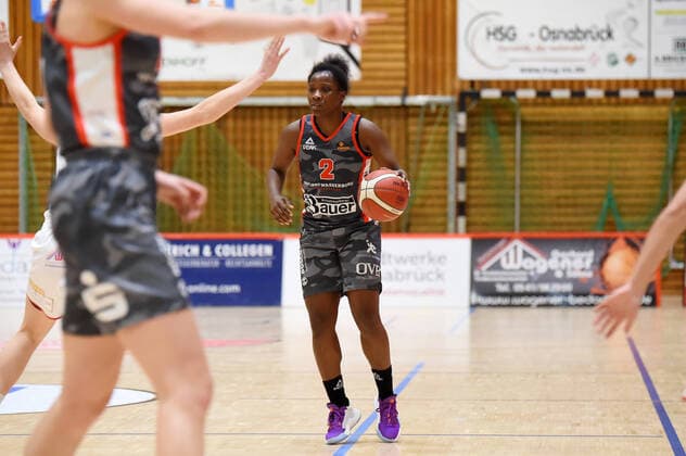 Basketball: Toyota 1. DBBL, 12. Spieltag, GiroLive-Panthers Osnabrück vs. TSV 1860 Wasserburg am 10.01.2021 in der OSC-Halle in Osnabrück. Kelly Moten (TSV 1860 Wasserburg) am Ball. Osnabrück OSC-Halle Niedersachsen Deutschland