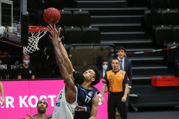 Basketball: Deutschland, 1. Bundesliga, Hamburg Towers - HAKRO Merlins Crailsheim, Hamburg, 10.01.2021 Terry Allen (Towers, l.) - Jamuni McNeace (Merlins)