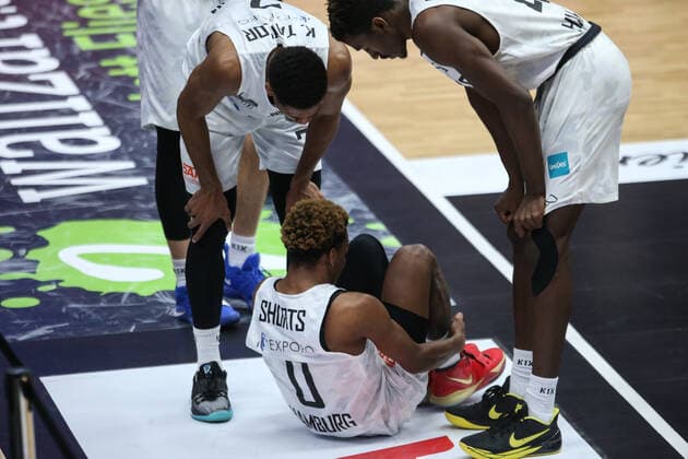 Basketball: Deutschland, 1. Bundesliga, Hamburg Towers - HAKRO Merlins Crailsheim, Hamburg, 10.01.2021 TJ Shorts (Toers) verletzt am Boden
