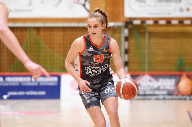 Basketball: Toyota 1. DBBL, 12. Spieltag, GiroLive-Panthers Osnabrück vs. TSV 1860 Wasserburg am 10.01.2021 in der OSC-Halle in Osnabrück. Leonie Fiebich (TSV 1860 Wasserburg) am Ball. Osnabrück OSC-Halle Niedersachsen Deutschland