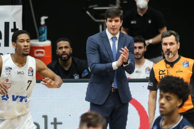 Basketball: Deutschland, 1. Bundesliga, Hamburg Towers - HAKRO Merlins Crailsheim, Hamburg, 10.01.2021 Trainer Pedros Calles (Towers)